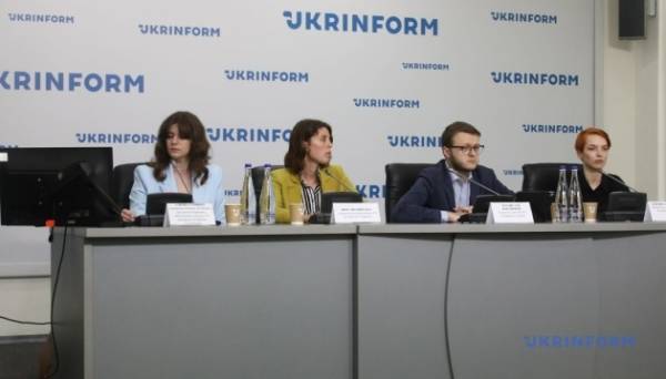 Пропагандисти РФ адаптуються до нових реалій і зосереджуються на конспірології Дослідження 29.07.2024 19:51 Укрінформ Російські пропагандисти під час війни адаптуються до нових реалій та роблять ставку на конспірологічні теорії. Пропагандисти РФ адаптуються до нових реалій і зосереджуються на конспірології | INFBusiness