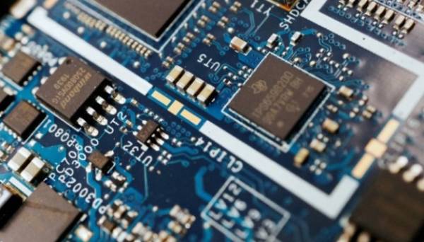 Компанії Китаю готуються до санкцій США та скуповують чипи Samsung - Reuters | INFBusiness