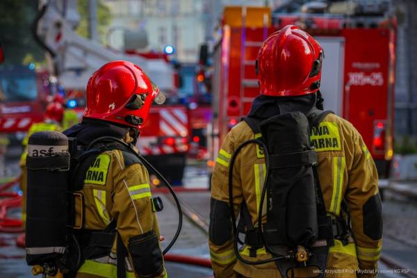 На пожежі в Польщі загинули двоє рятувальників, девʼятеро людей - у лікарнях | INFBusiness