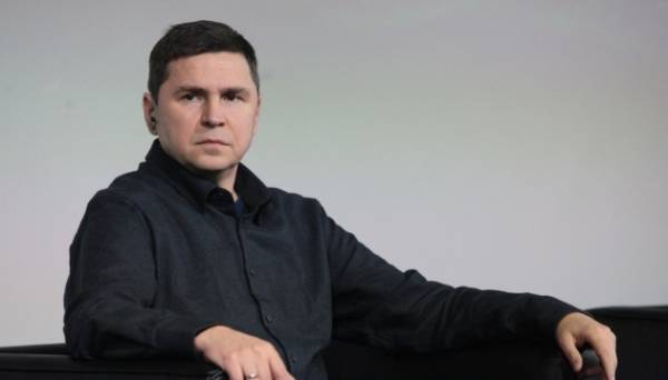 Суттєва частина глобальних спільнот тепер вважає РФ законною ціллю для будь-яких операцій - Подоляк 08.08.2024 21:13 Укрінформ Радник керівника Офісу Президента України Михайло Подоляк у зв'язку з ситуацією в Курській області РФ заявив, що тепер суттєва частина глобальних спільнот вважає РФ законною ціллю для будь-яких операцій і типів зброї. Суттєва частина глобальних спільнот тепер вважає РФ законною ціллю для будь-яких операцій - Подоляк | INFBusiness