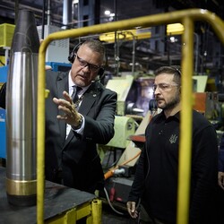 Зеленський у США побував на завод з виробництва снарядів для України і розписався на одному з них | INFBusiness