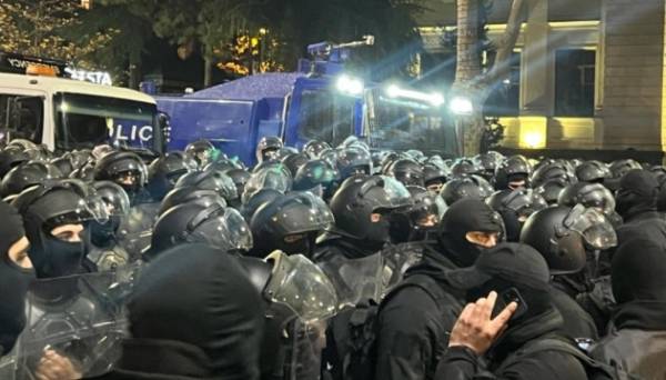 У Грузії поліція знесла наметове містечко опозиції | INFBusiness