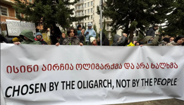 У Грузії – акція проти першого засідання парламенту, багато поліції та водометів