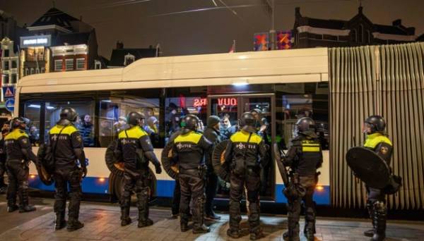 В Амстердамі невідомі напали на футбольних фанів з Ізраїлю, Нетаньягу вислав за ними літаки | INFBusiness