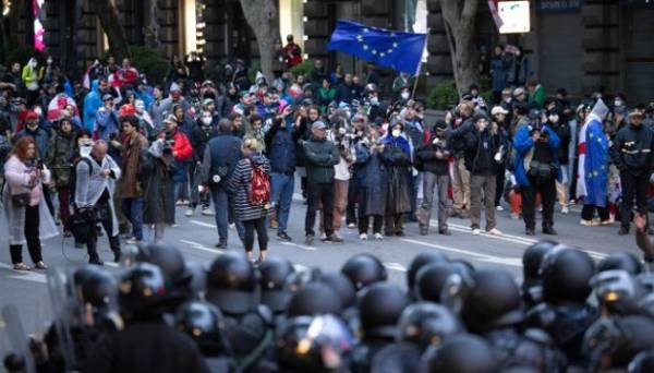 У Тбілісі спеназівці розігнали протестувальників за допомогою водометів та сльозогінного газу | INFBusiness