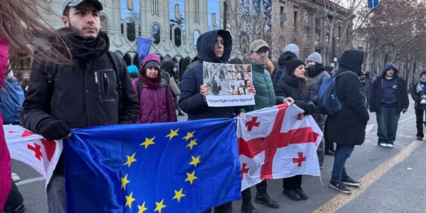 У парламенті Грузії відбуваються «вибори» президента, біля будівлі збирається протест | INFBusiness