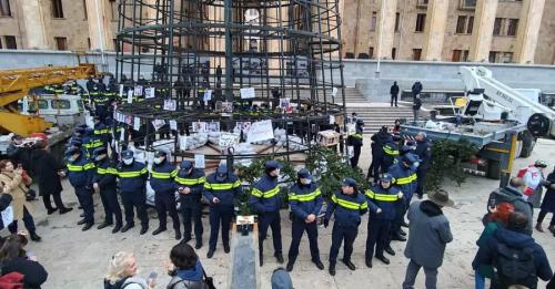 У Тбілісі новорічну ялинку на місці протестів охороняє поліція | INFBusiness