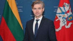 Глава МЗС Литви підтримав спортсменку, яку зняли з ЧС через футболку з антиросійським написом