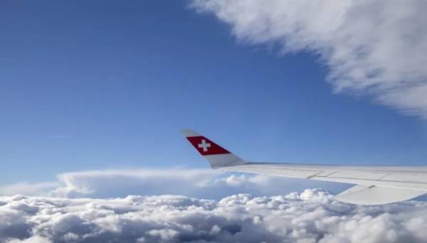 Екстрена посадка літака Swiss Air в Австрії: член екіпажу помер у реанімації | INFBusiness