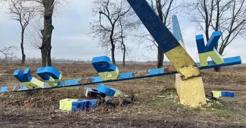 На вʼїзді в Покровськ зруйновано стелу