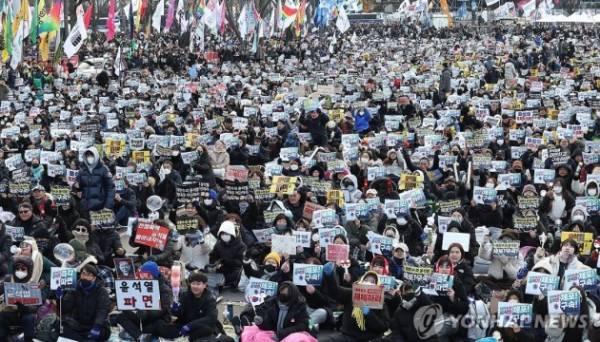 У Сеулі мітингують прибічники і противники арешту відстороненого президента | INFBusiness