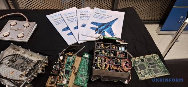 Фрагменти російських ракет і «Шахедів» на конференції в Гаазі | INFBusiness