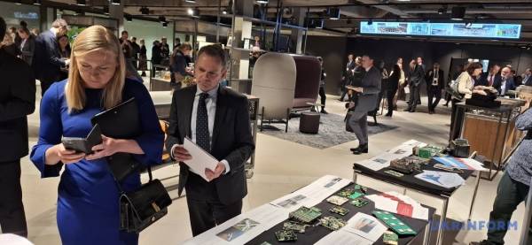 Фрагменти російських ракет і «Шахедів» на конференції в Гаазі | INFBusiness