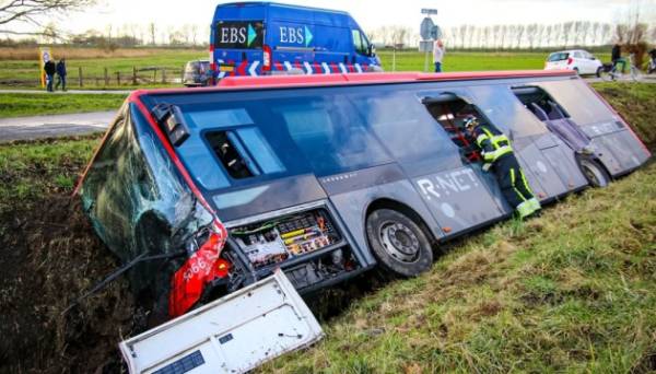 У Нідерландах автобус з 20 пасажирами з’їхав у кювет та перекинувся | INFBusiness