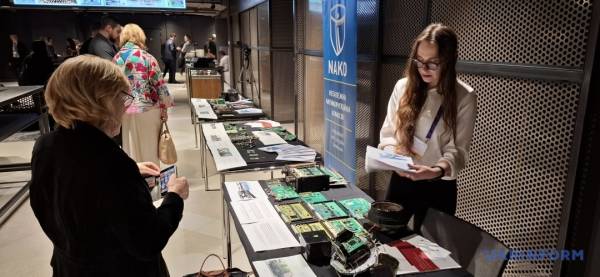 Фрагменти російських ракет і «Шахедів» на конференції в Гаазі | INFBusiness