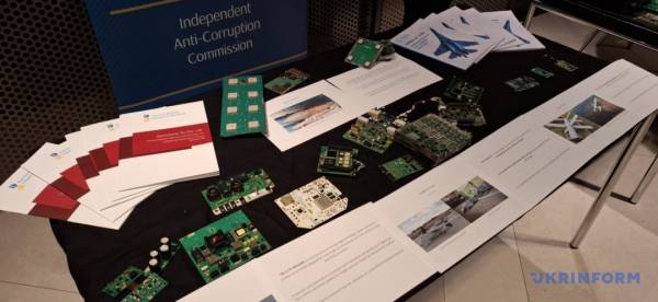 Фрагменти російських ракет і «Шахедів» на конференції в Гаазі | INFBusiness
