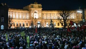 У столиці Австрії тисячі людей протестували проти приходу праворадикалів до влади | INFBusiness