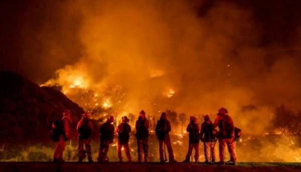 Лісові пожежі охопили п’ять районів навколо Лос-Анджелеса, евакуйовані 180 тисяч людей