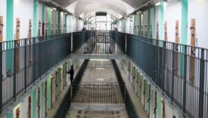 У французькій в’язниці Арля чоловік взяв у заручники чотирьох медиків й офіцера