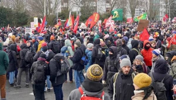 Німецькі ультраправі розпочали передвиборчий з’їзд на тлі протестів