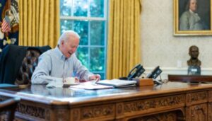 Байден планує залишити лист Трампу в рамках президентської традиції – CNN