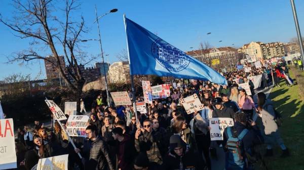 У сербському Новому Саді десятки тисяч людей блокують три мости | INFBusiness