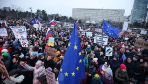 Десятки тисяч жителів Словаччини вийшли на акції проти уряду Фіцо | INFBusiness