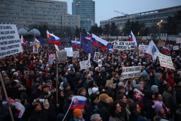 Десятки тисяч жителів Словаччини вийшли на акції проти уряду Фіцо | INFBusiness