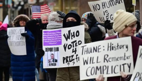 У США тисячі людей вийшли на протести проти політики Трампа та Маска | INFBusiness