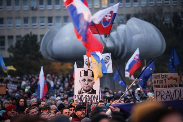 Десятки тисяч жителів Словаччини вийшли на акції проти уряду Фіцо | INFBusiness