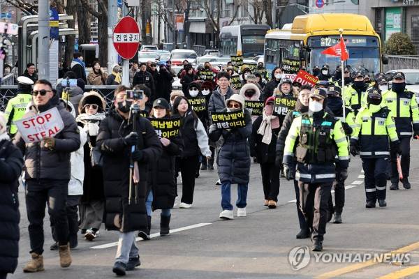 У Південній Кореї відбулися масштабні мітинги прибічників і противників відставки президента | INFBusiness