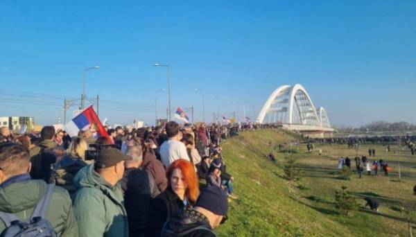 У сербському Новому Саді десятки тисяч людей блокують три мости