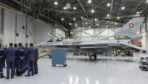 Болгарія отримала перший винищувач F-16 від США | INFBusiness