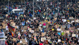 Німеччиною прокотилися багатотисячні протести проти ультраправих | INFBusiness