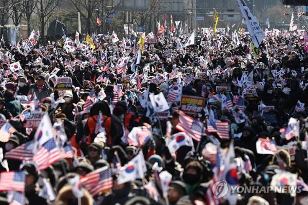 У Південній Кореї відбулися масштабні мітинги прибічників і противників відставки президента | INFBusiness