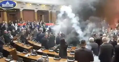 У парламенті Сербії запалили феєрверки, постраждали троє депутатів | INFBusiness