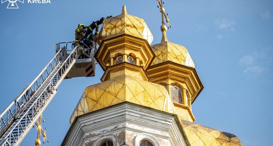 У Києво-Печерській лаврі обвалився хрест — його знімали рятувальники — фото