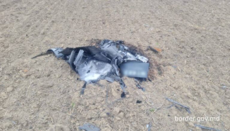 У Румунії виявили уламки російського безпілотника – бойову частину знешкоджено 01.03.2025 19:10 Укрінформ Біля пункту пропуску Джурджулешти на східному кордоні Румунії з Республікою Молдова виявлено частини російського безпілотника з вибухівкою. У Румунії знайшли уламки російського безпілотника – бойову частину ліквідовано | INFBusiness