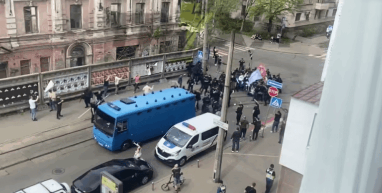 Фестиваль квір-кіно в Києві: сталася сутичка між поліцією та анти-ЛГБТК+ протестувальниками (відео) | INFBusiness