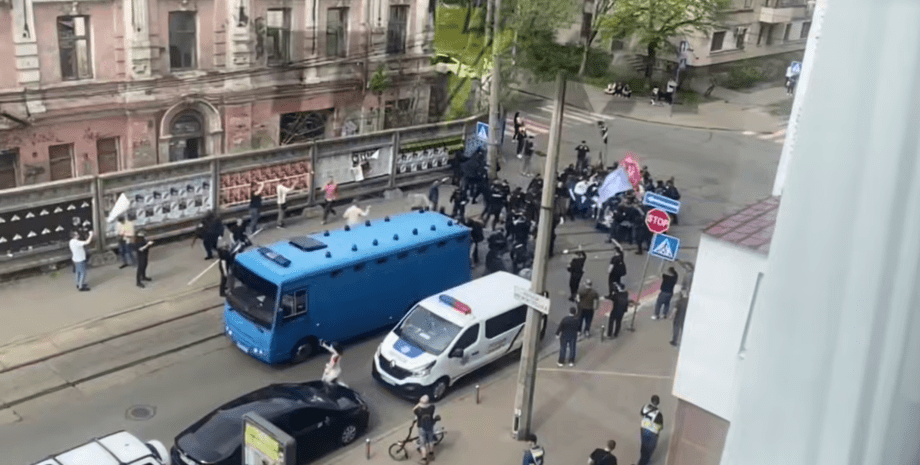 Фестиваль квір-кіно в Києві: сталася сутичка між поліцією та анти-ЛГБТК+ протестувальниками (відео) | INFBusiness
