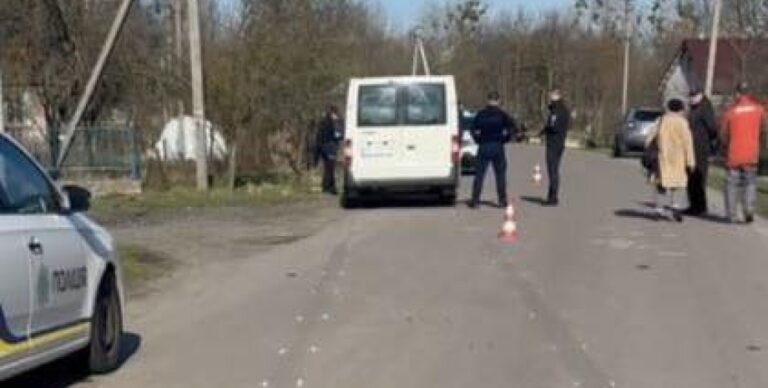 На Рівненщині автобус збив дружину військового: жінка поскаржилася, що поліція “кришує” винуватця
