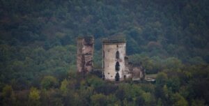 Унікальне місце в Україні з фортецею та водоспадом: локація, яку варто побачити | INFBusiness