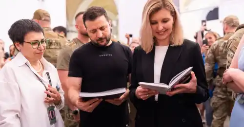 Зеленський придбав у «Книжковому арсеналі» низку книг, які будуть передані фронту