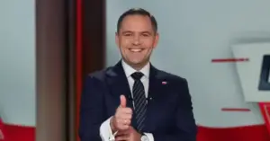 Кандидат у президенти Польщі під час дебатів поклав невідому речовину до рота, що викликало бурхливе обговорення в Інтернеті | INFBusiness