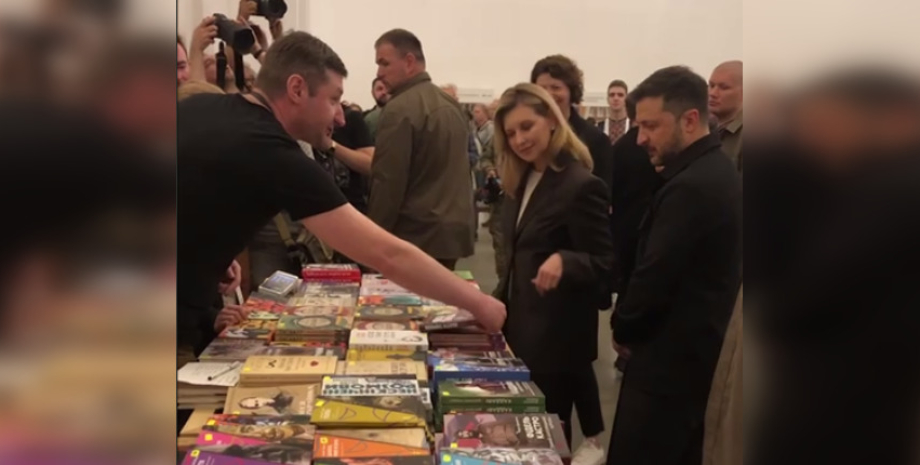 «Убити тирана»: Зеленський здивував вибором книги на «Книжковому Арсеналі» (відео) | INFBusiness