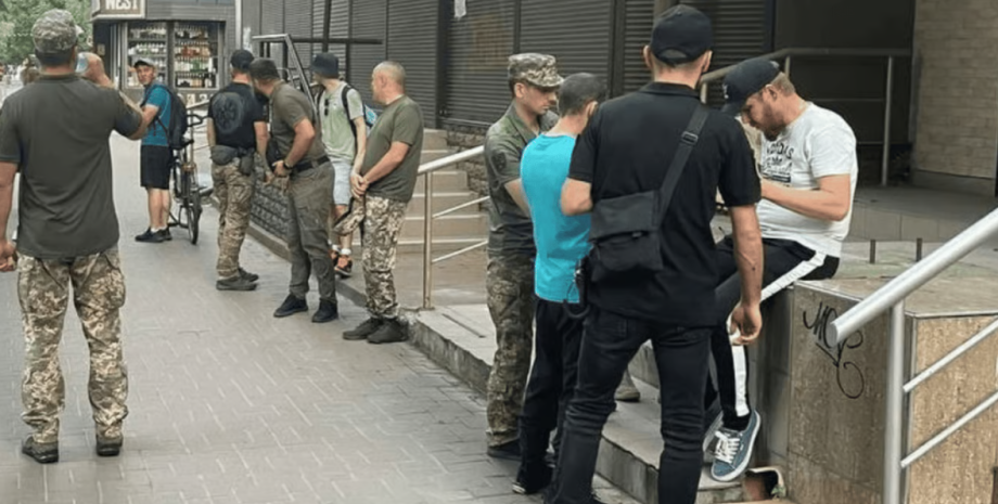«Я був майданівцем і воював»: співробітнику ЦКК зламали ребра на Львівщині | INFBusiness