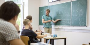 Навіть у бомбосховищі: у школах перевіряють використання української мови, подробиці | INFBusiness
