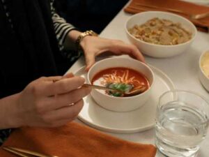 Етикет споживання супу: як правильно їсти суп? | INFBusiness