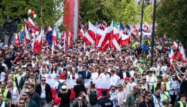 У Варшаві відбулися одночасні марші на підтримку двох кандидатів у президенти.