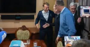 Макрон відповідає на російські фейки про поїздку до Києва: Це серветка, а не наркотик | INFBusiness